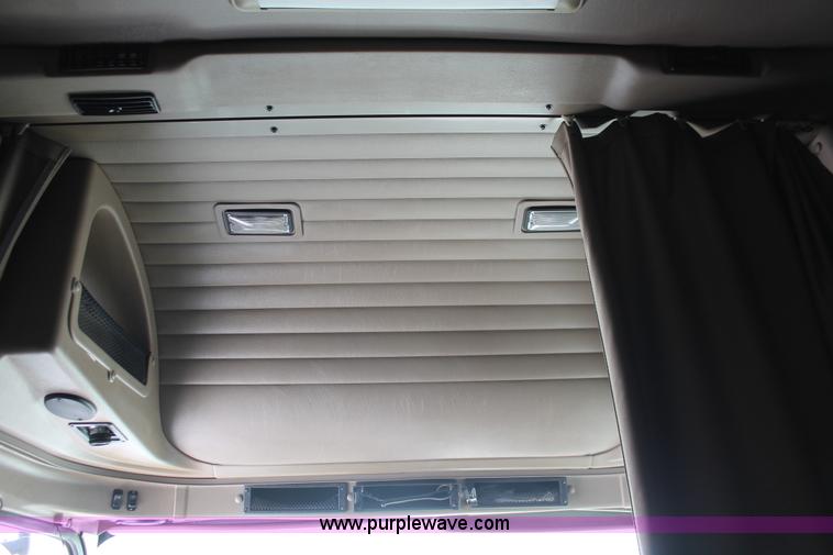 image for item H8376 2007 International 9400i semi truck