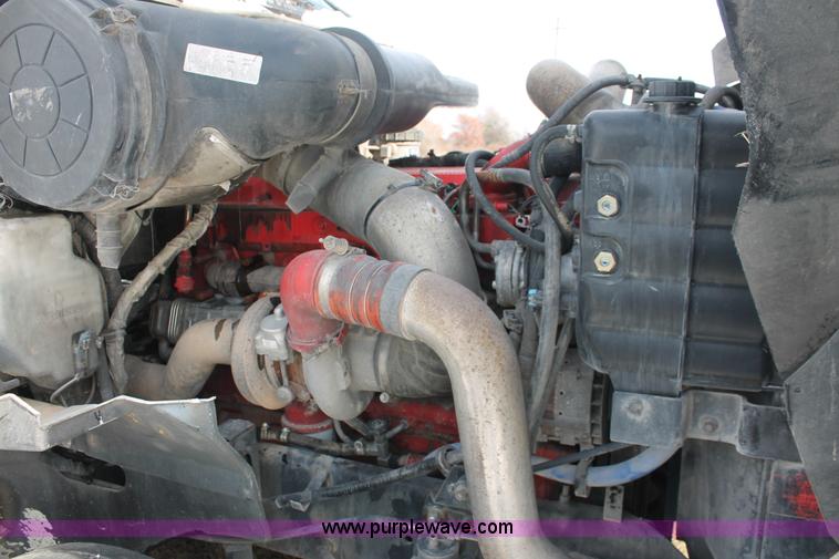 image for item H8376 2007 International 9400i semi truck