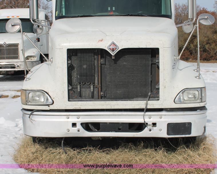 image for item H8376 2007 International 9400i semi truck