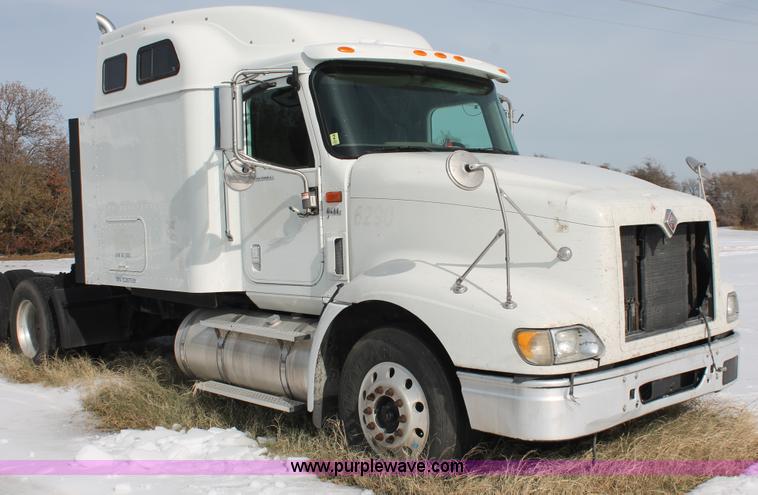 image for item H8376 2007 International 9400i semi truck