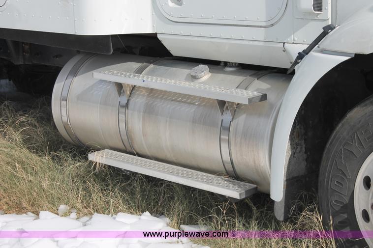 image for item H8376 2007 International 9400i semi truck