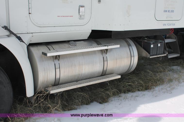 image for item H8376 2007 International 9400i semi truck