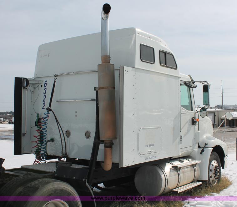 image for item H8376 2007 International 9400i semi truck