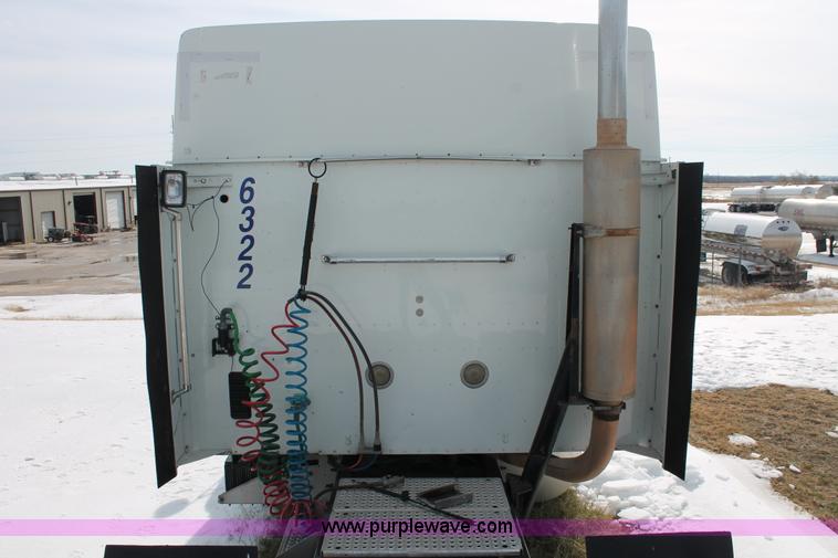 image for item H8376 2007 International 9400i semi truck