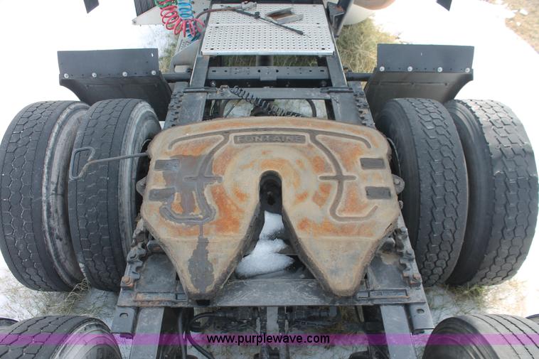 image for item H8376 2007 International 9400i semi truck