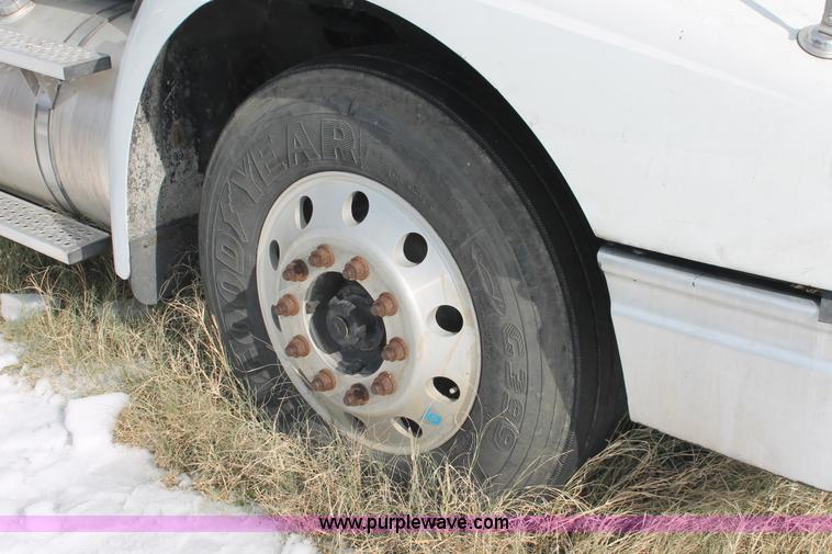 image for item H8376 2007 International 9400i semi truck