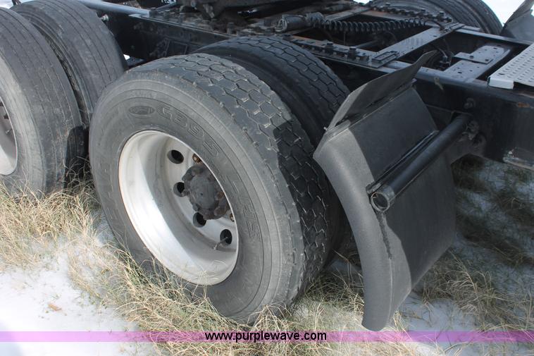 image for item H8376 2007 International 9400i semi truck