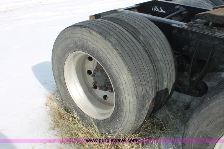 image for item H8376 2007 International 9400i semi truck