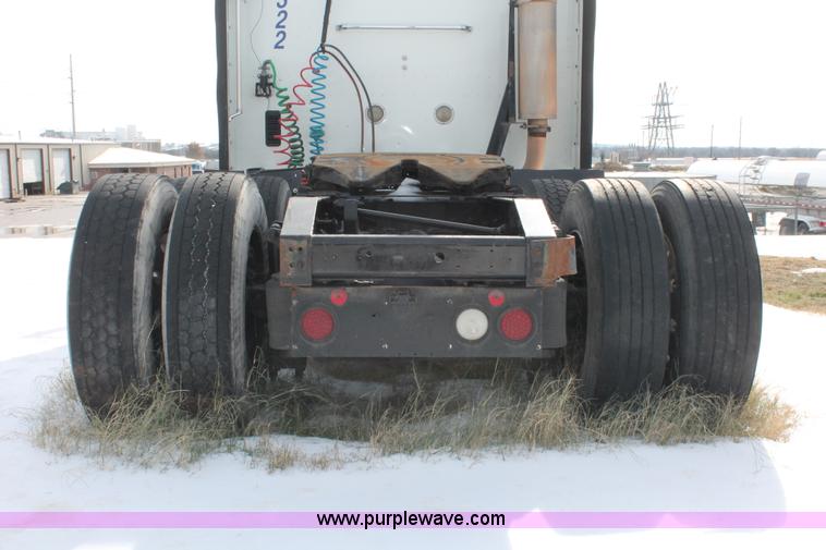 image for item H8376 2007 International 9400i semi truck