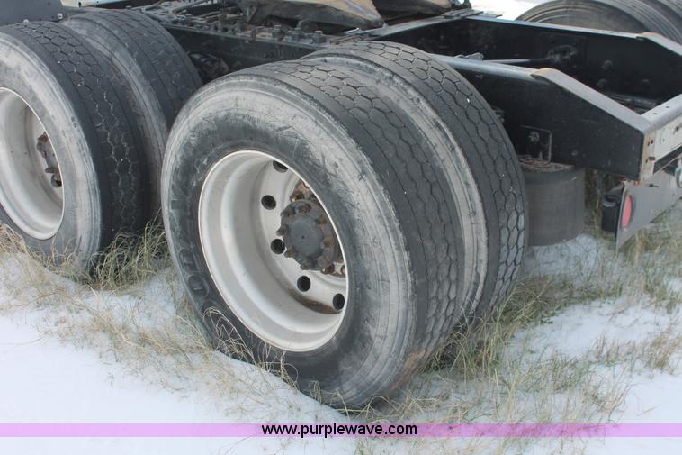 image for item H8376 2007 International 9400i semi truck