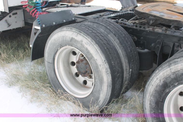 image for item H8376 2007 International 9400i semi truck