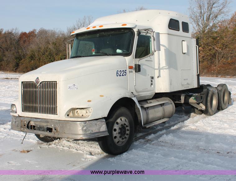 image for item H8377 2007 International 9400i semi truck