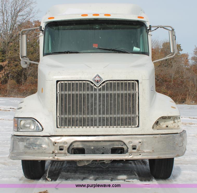 image for item H8377 2007 International 9400i semi truck