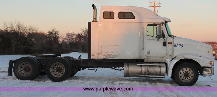 image for item H8377 2007 International 9400i semi truck