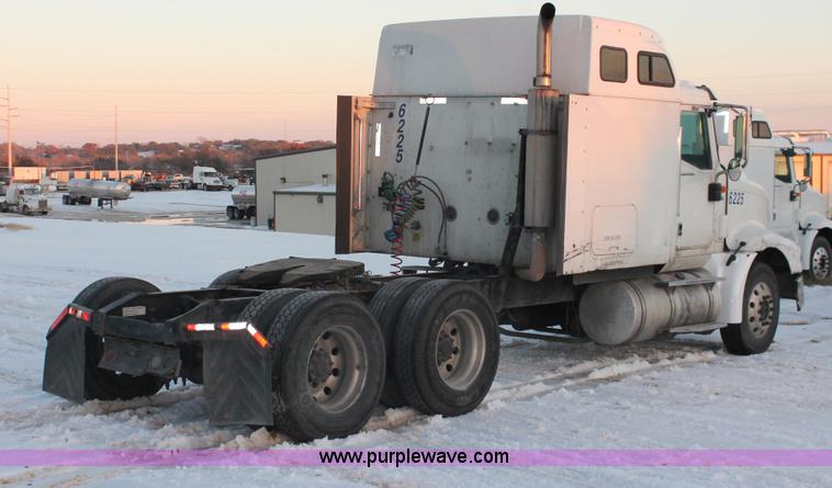 image for item H8377 2007 International 9400i semi truck