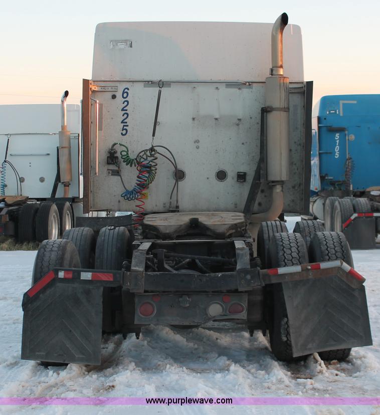 image for item H8377 2007 International 9400i semi truck