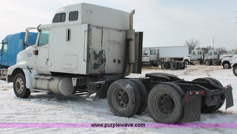 image for item H8377 2007 International 9400i semi truck