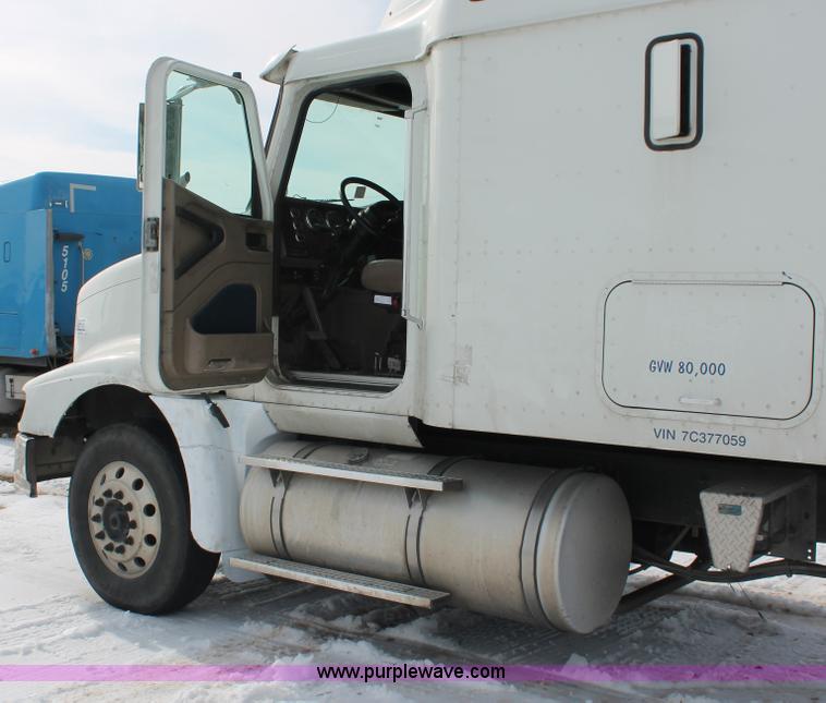 image for item H8377 2007 International 9400i semi truck