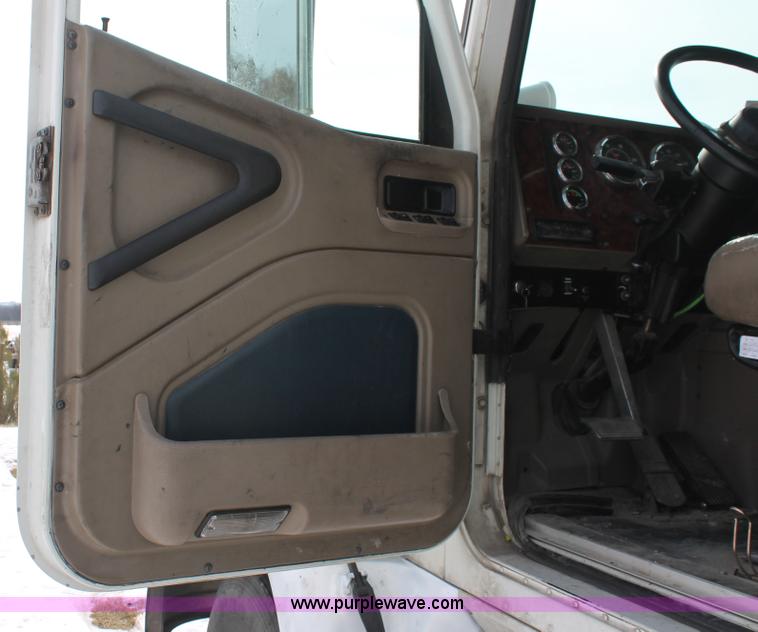 image for item H8377 2007 International 9400i semi truck