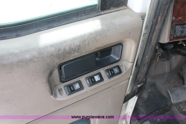 image for item H8377 2007 International 9400i semi truck