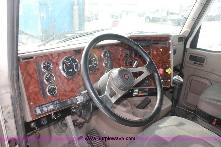 image for item H8377 2007 International 9400i semi truck