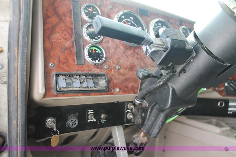 image for item H8377 2007 International 9400i semi truck