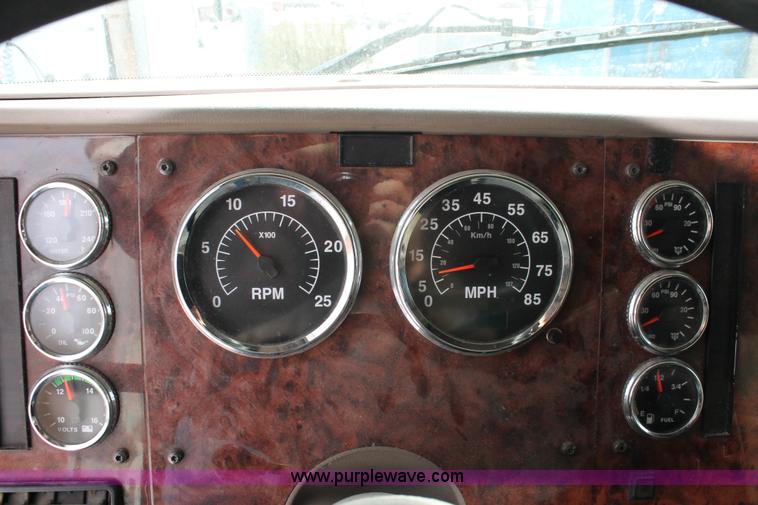 image for item H8377 2007 International 9400i semi truck