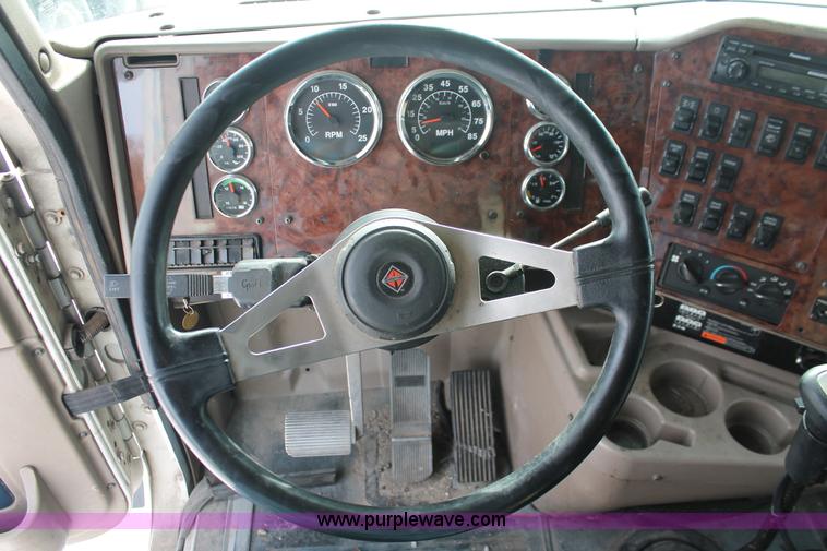 image for item H8377 2007 International 9400i semi truck