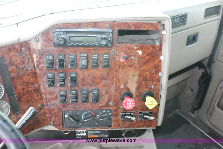 image for item H8377 2007 International 9400i semi truck