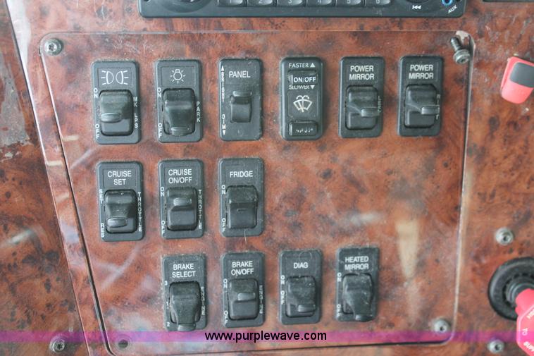 image for item H8377 2007 International 9400i semi truck