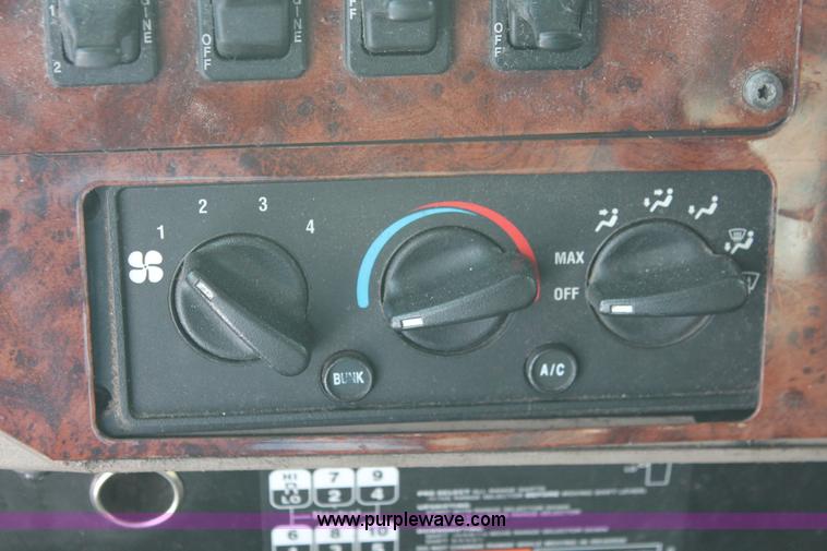 image for item H8377 2007 International 9400i semi truck