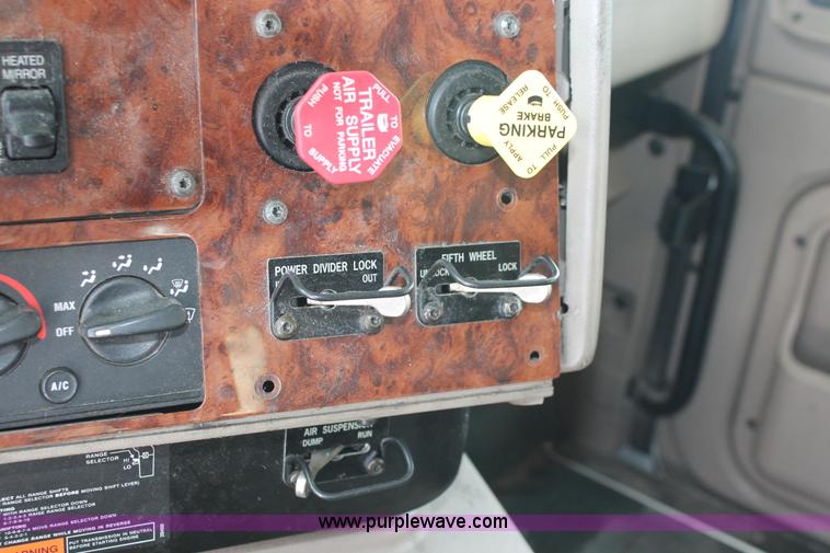 image for item H8377 2007 International 9400i semi truck