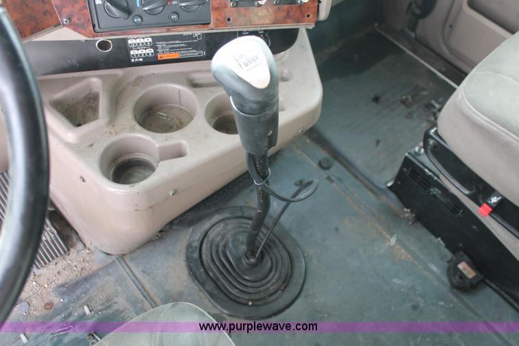 image for item H8377 2007 International 9400i semi truck