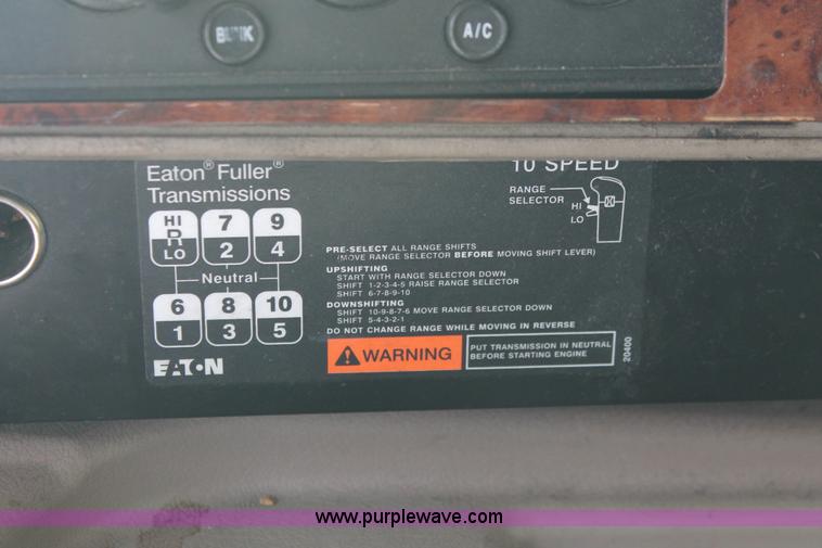 image for item H8377 2007 International 9400i semi truck