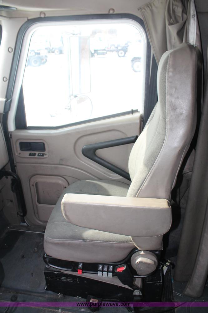 image for item H8377 2007 International 9400i semi truck