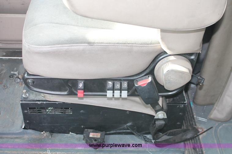 image for item H8377 2007 International 9400i semi truck