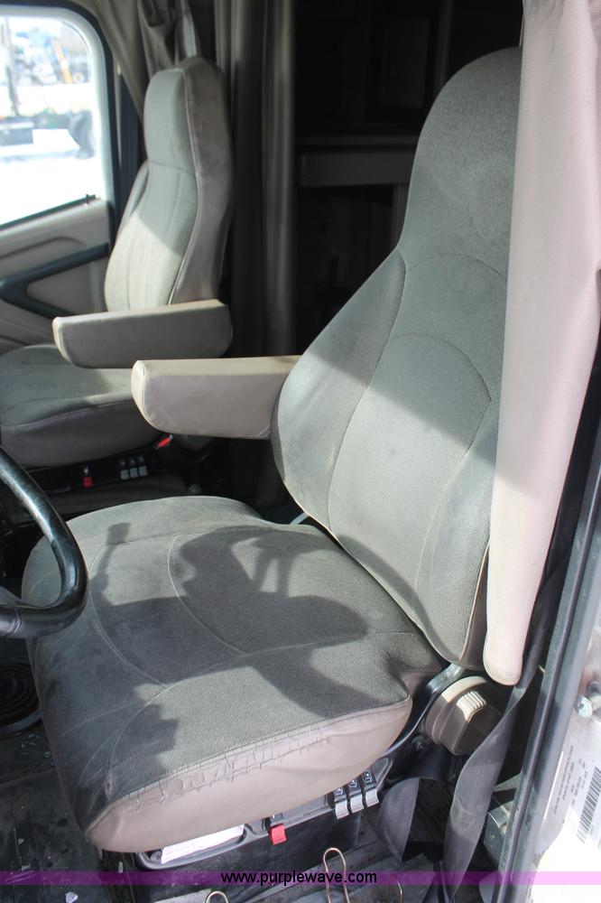 image for item H8377 2007 International 9400i semi truck