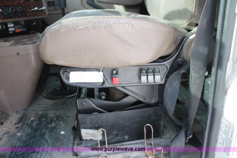 image for item H8377 2007 International 9400i semi truck