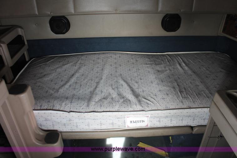 image for item H8377 2007 International 9400i semi truck