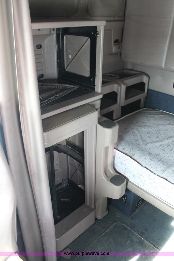 image for item H8377 2007 International 9400i semi truck