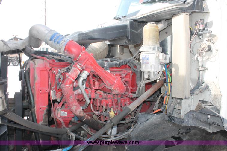 image for item H8377 2007 International 9400i semi truck