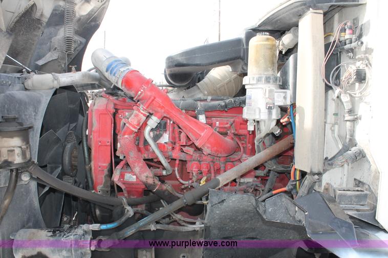 image for item H8377 2007 International 9400i semi truck