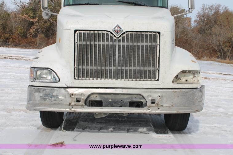 image for item H8377 2007 International 9400i semi truck