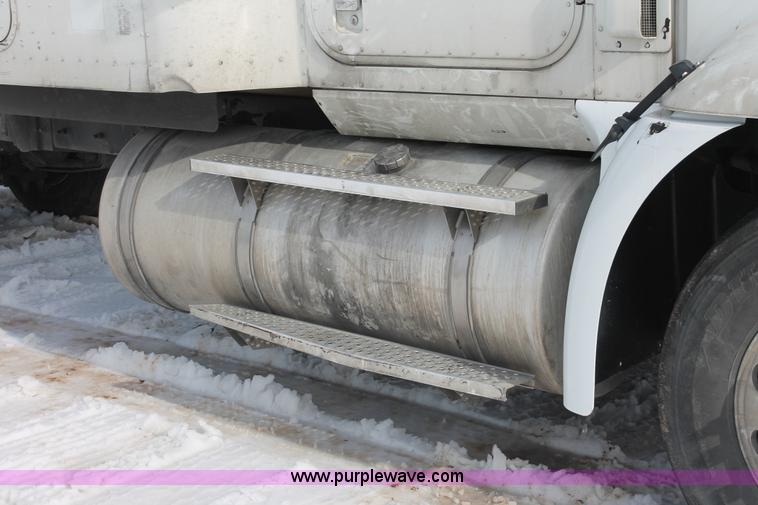 image for item H8377 2007 International 9400i semi truck