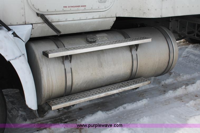 image for item H8377 2007 International 9400i semi truck