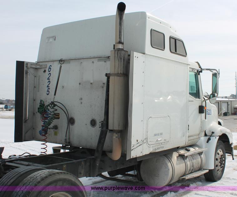 image for item H8377 2007 International 9400i semi truck