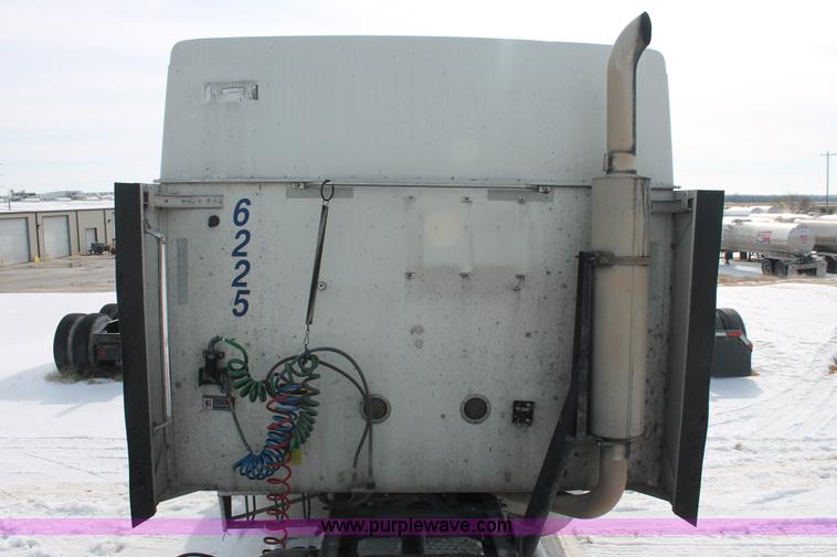 image for item H8377 2007 International 9400i semi truck