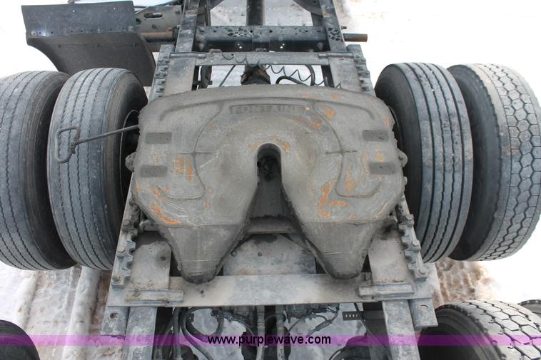 image for item H8377 2007 International 9400i semi truck