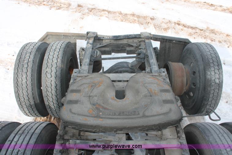 image for item H8377 2007 International 9400i semi truck