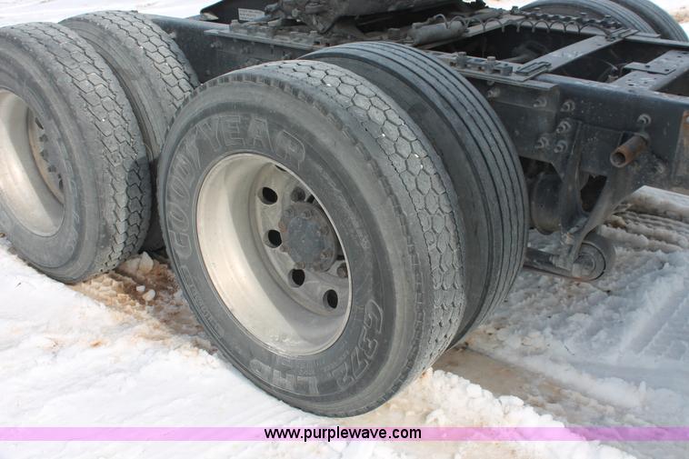 image for item H8377 2007 International 9400i semi truck